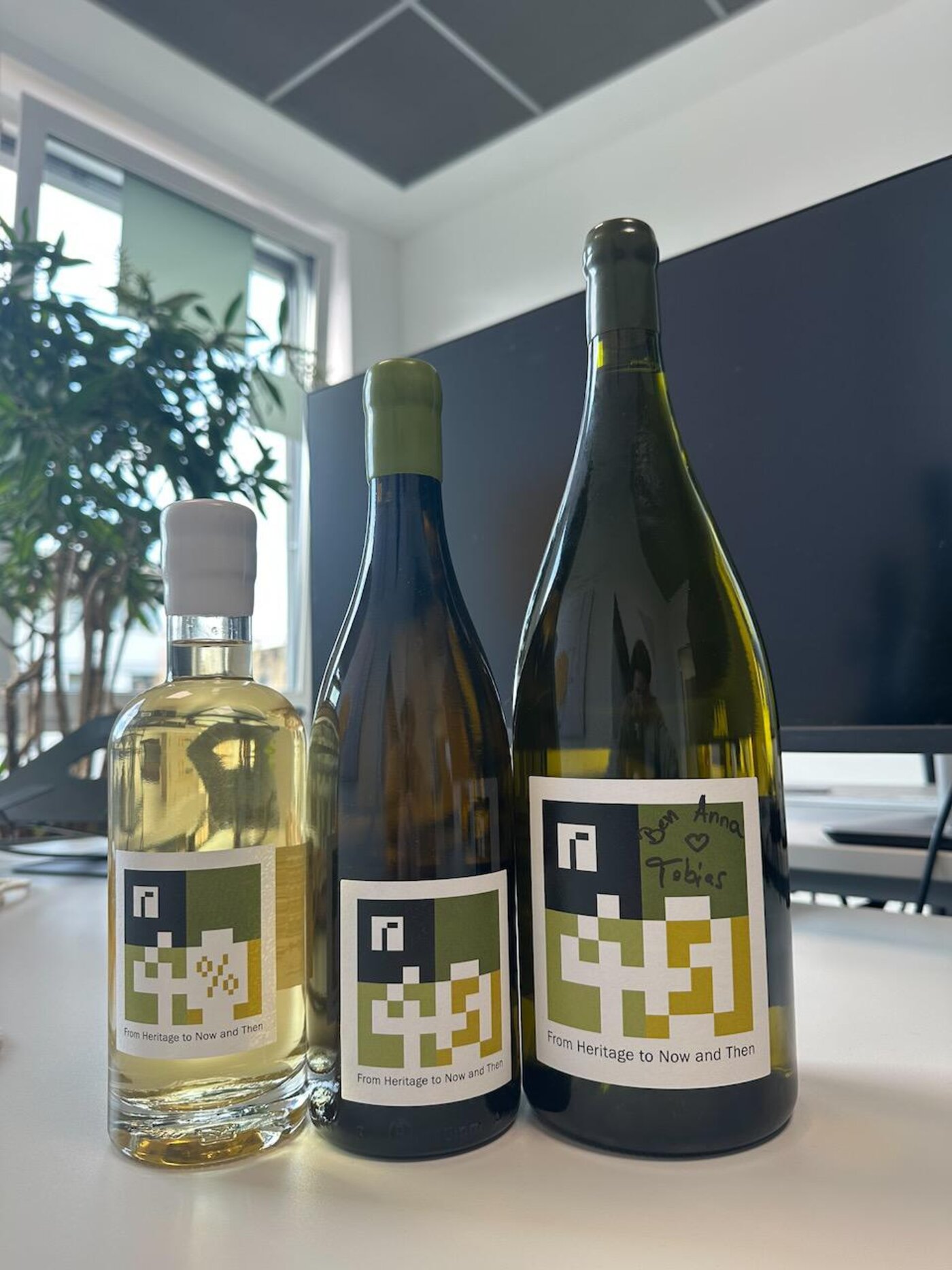 Der RIEGE Jubiläumswein: Weinbrand, Flasche und Magnum mit dem RIEGE-Design